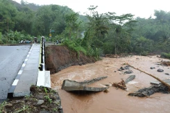 Sepuluh Jembatan Terputus Akibat Banjir dan Longsor Sukabumi, BNPB Siapkan Jembatan Darurat Bailey